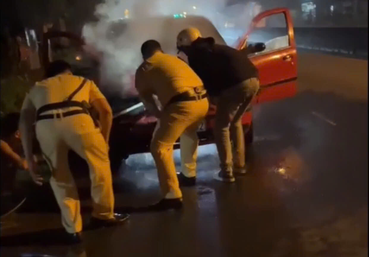 CSGT T&acirc;y Ninh giải cứu đ&ocirc;i nam nữ mắc kẹt trong &ocirc; t&ocirc; ch&aacute;y rực- Ảnh 1.