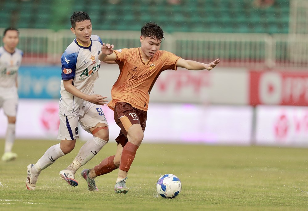 V-League: Đ&aacute; hỏng phạt đền ph&uacute;t 90+9, HAGL đ&aacute;nh rơi chiến thắng trước SLNA- Ảnh 2.
