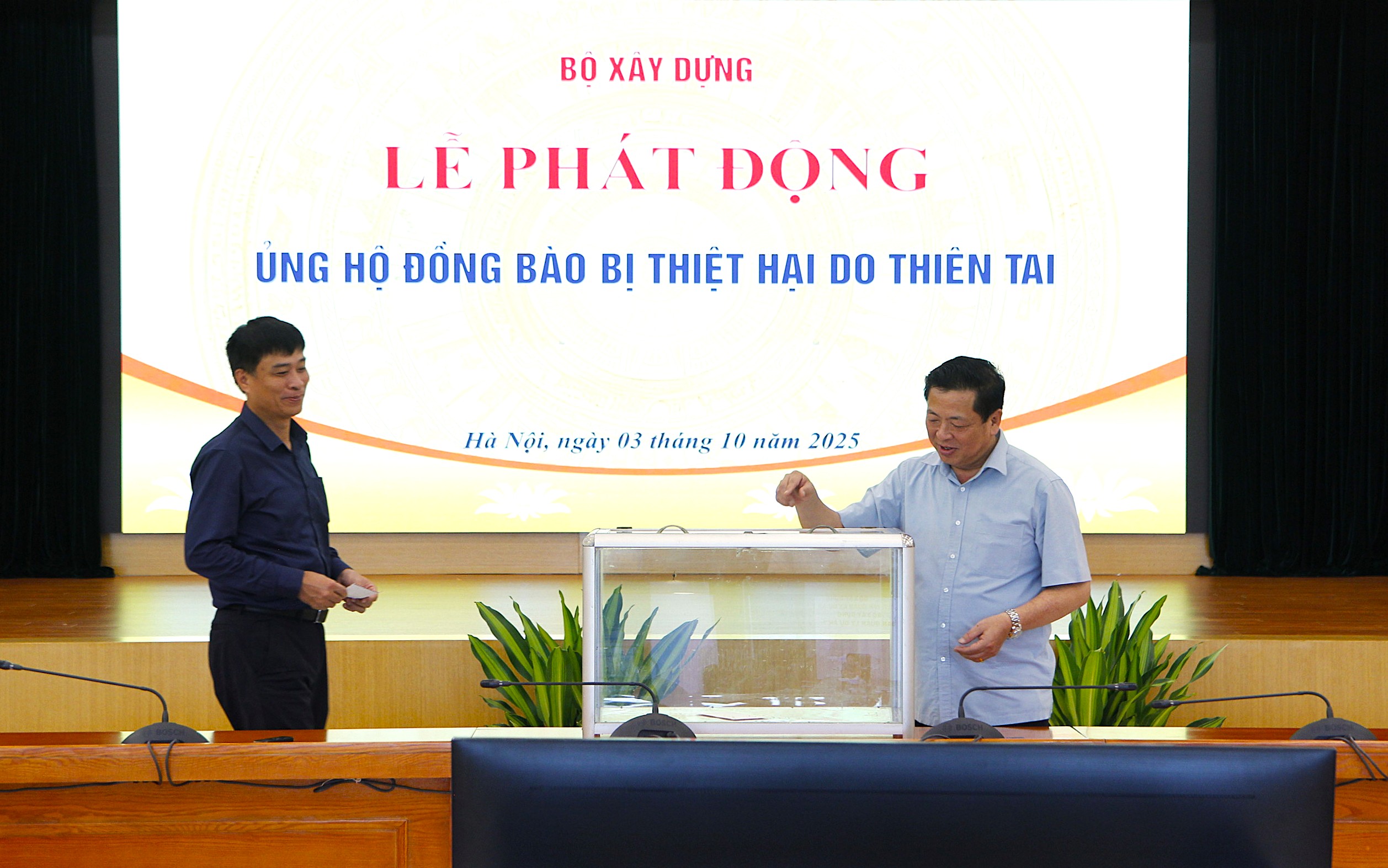 Bộ trưởng Bộ X&acirc;y dựng Trần Hồng Minh quy&ecirc;n g&oacute;p, ủng hộ đồng b&agrave;o bị thiệt hại bởi cơn b&atilde;o số 10.