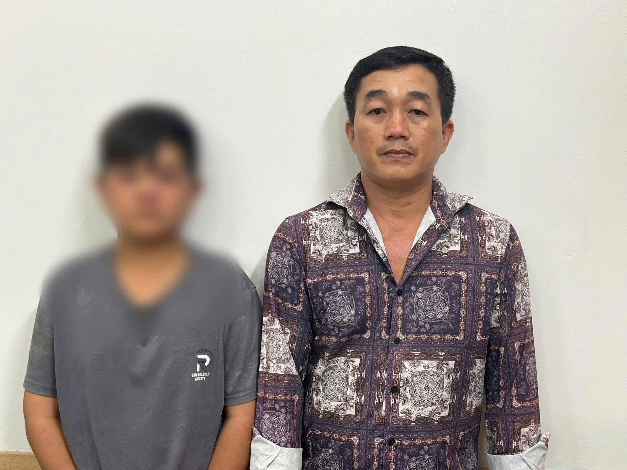 TP.HCM: Bắt 2 cha con trộm cắp tiền công đức trong chùa- Ảnh 1. TP.HCM: Bắt 2 cha con trộm cắp tiền công đức trong chùa- Ảnh 1.