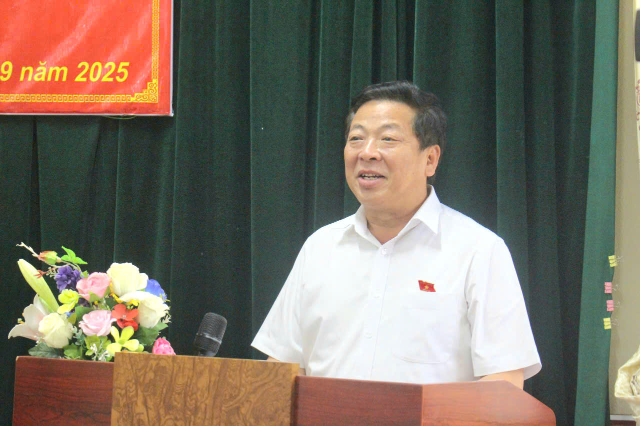 Minister Tran Hong Minh urges infrastructure push to boost Cao Bang’s border economy- Ảnh 1. A person standing at a podium AI-generated content may be incorrect.
