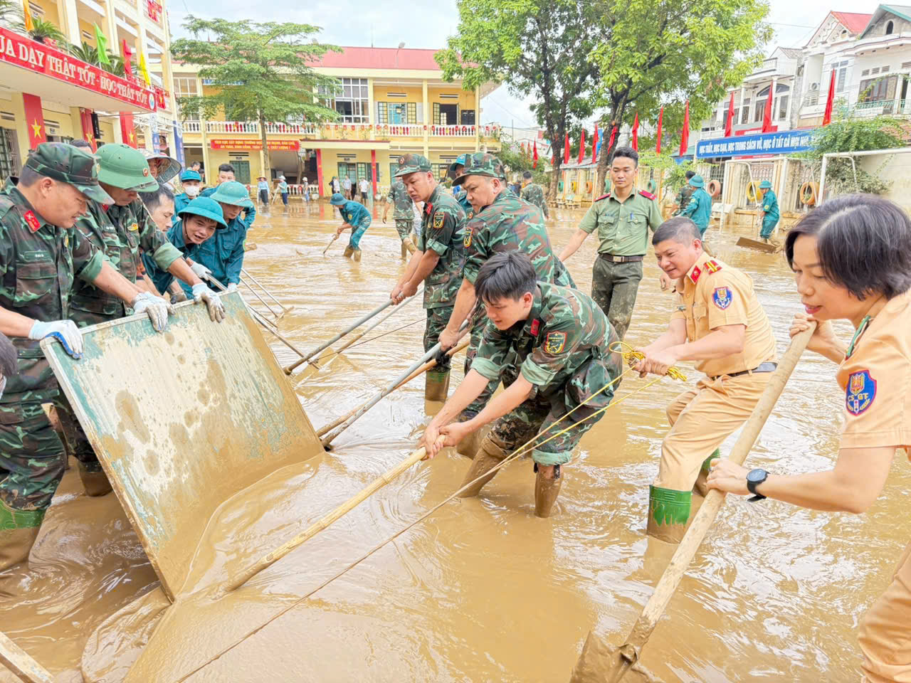 CSGT L&agrave;o Cai dầm m&igrave;nh trong b&ugrave;n đất dọn dẹp trường lớp, nh&agrave; cửa gi&uacute;p d&acirc;n ổn định cuộc sống- Ảnh 9.