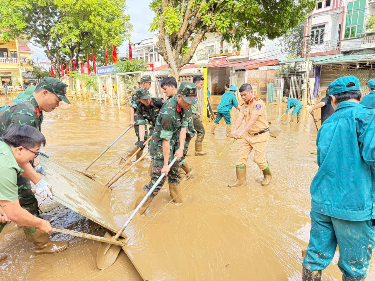 CSGT L&agrave;o Cai dầm m&igrave;nh trong b&ugrave;n đất dọn dẹp trường lớp, nh&agrave; cửa gi&uacute;p d&acirc;n ổn định cuộc sống- Ảnh 10.