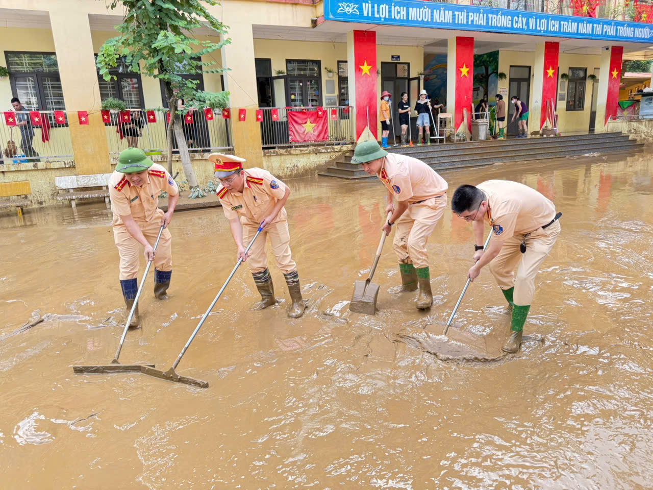 CSGT L&agrave;o Cai dầm m&igrave;nh trong b&ugrave;n đất dọn dẹp trường lớp, nh&agrave; cửa gi&uacute;p d&acirc;n ổn định cuộc sống- Ảnh 5.