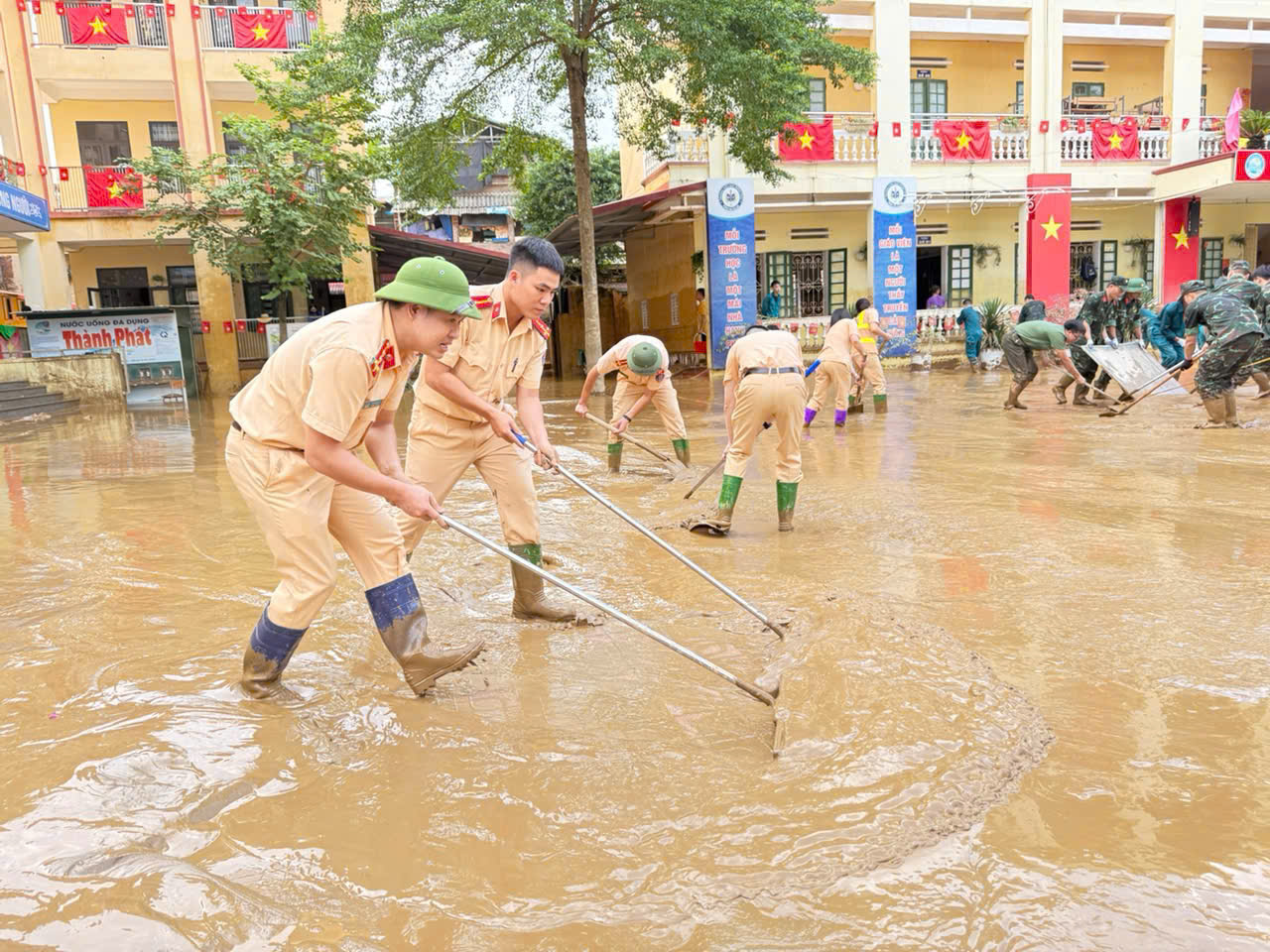 CSGT L&agrave;o Cai dầm m&igrave;nh trong b&ugrave;n đất dọn dẹp trường lớp, nh&agrave; cửa gi&uacute;p d&acirc;n ổn định cuộc sống- Ảnh 6.