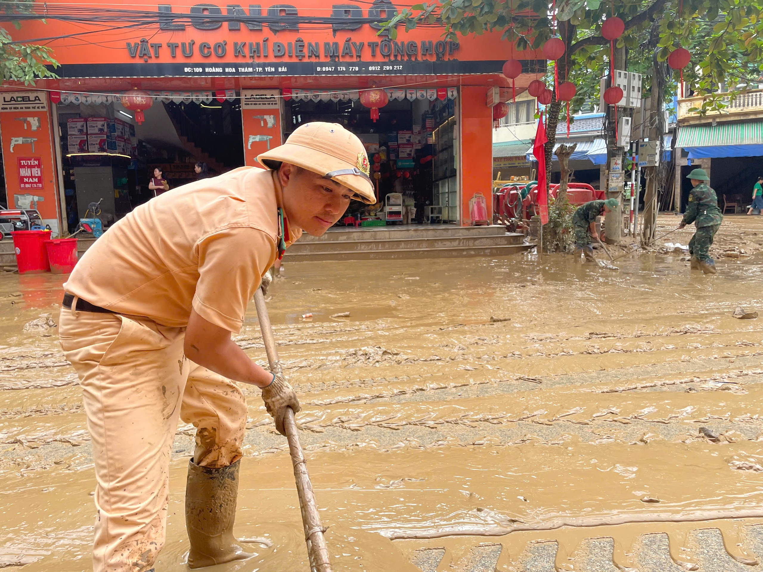 CSGT L&agrave;o Cai dầm m&igrave;nh trong b&ugrave;n đất dọn dẹp trường lớp, nh&agrave; cửa gi&uacute;p d&acirc;n ổn định cuộc sống- Ảnh 7.