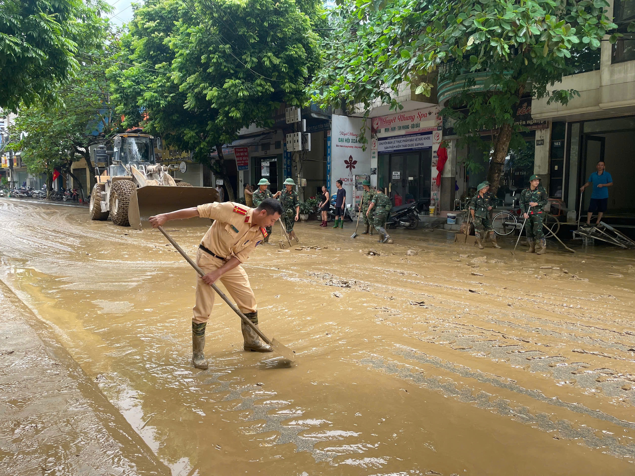 CSGT L&agrave;o Cai dầm m&igrave;nh trong b&ugrave;n đất dọn dẹp trường lớp, nh&agrave; cửa gi&uacute;p d&acirc;n ổn định cuộc sống- Ảnh 12.