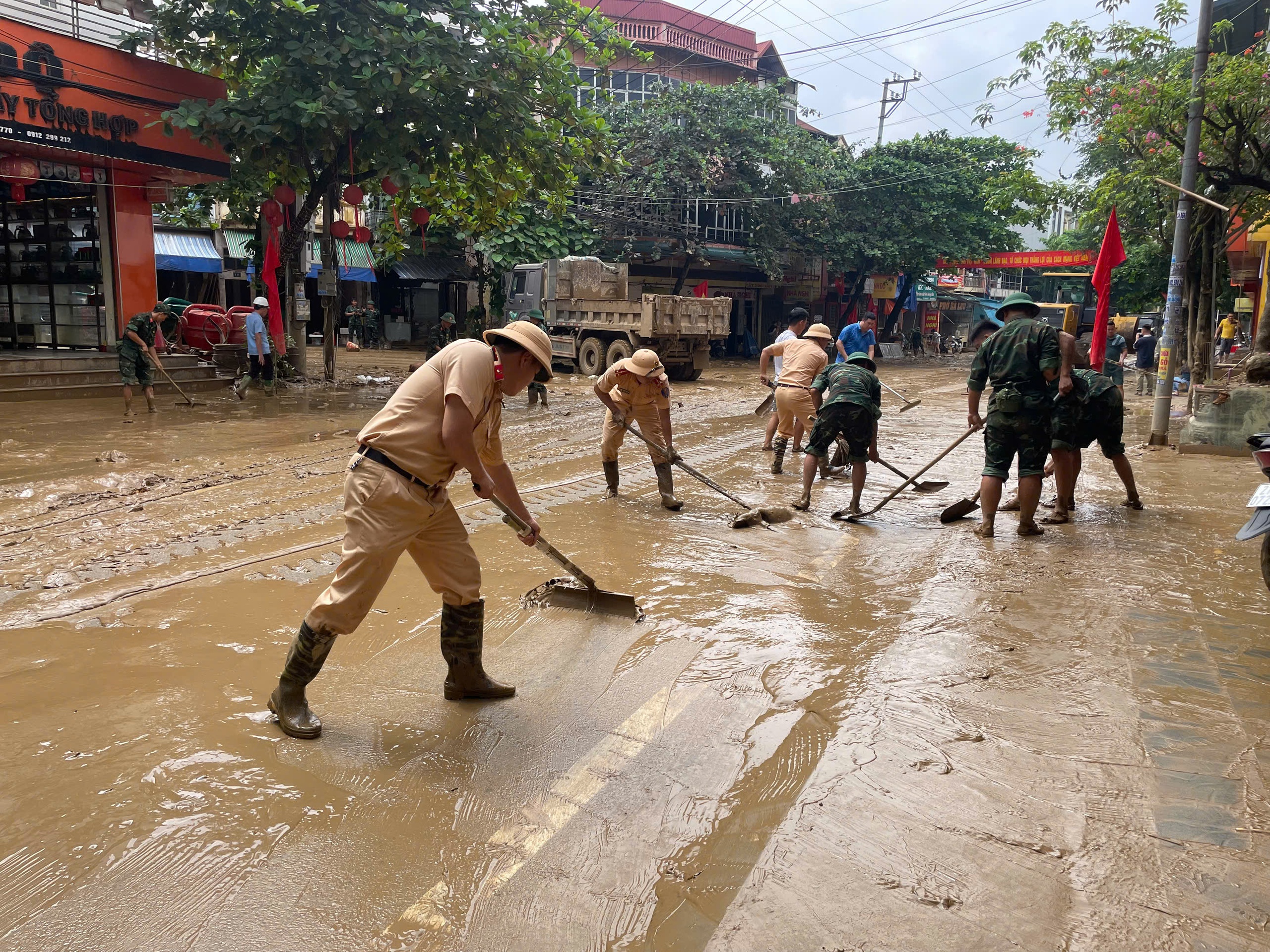CSGT L&agrave;o Cai dầm m&igrave;nh trong b&ugrave;n đất dọn dẹp trường lớp, nh&agrave; cửa gi&uacute;p d&acirc;n ổn định cuộc sống- Ảnh 11.