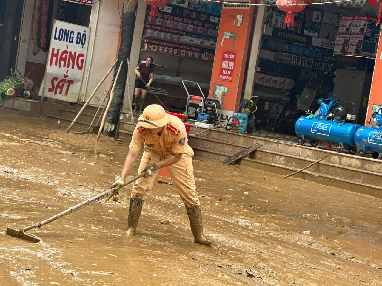 CSGT L&agrave;o Cai dầm m&igrave;nh trong b&ugrave;n đất dọn dẹp trường lớp, nh&agrave; cửa gi&uacute;p d&acirc;n ổn định cuộc sống- Ảnh 13.