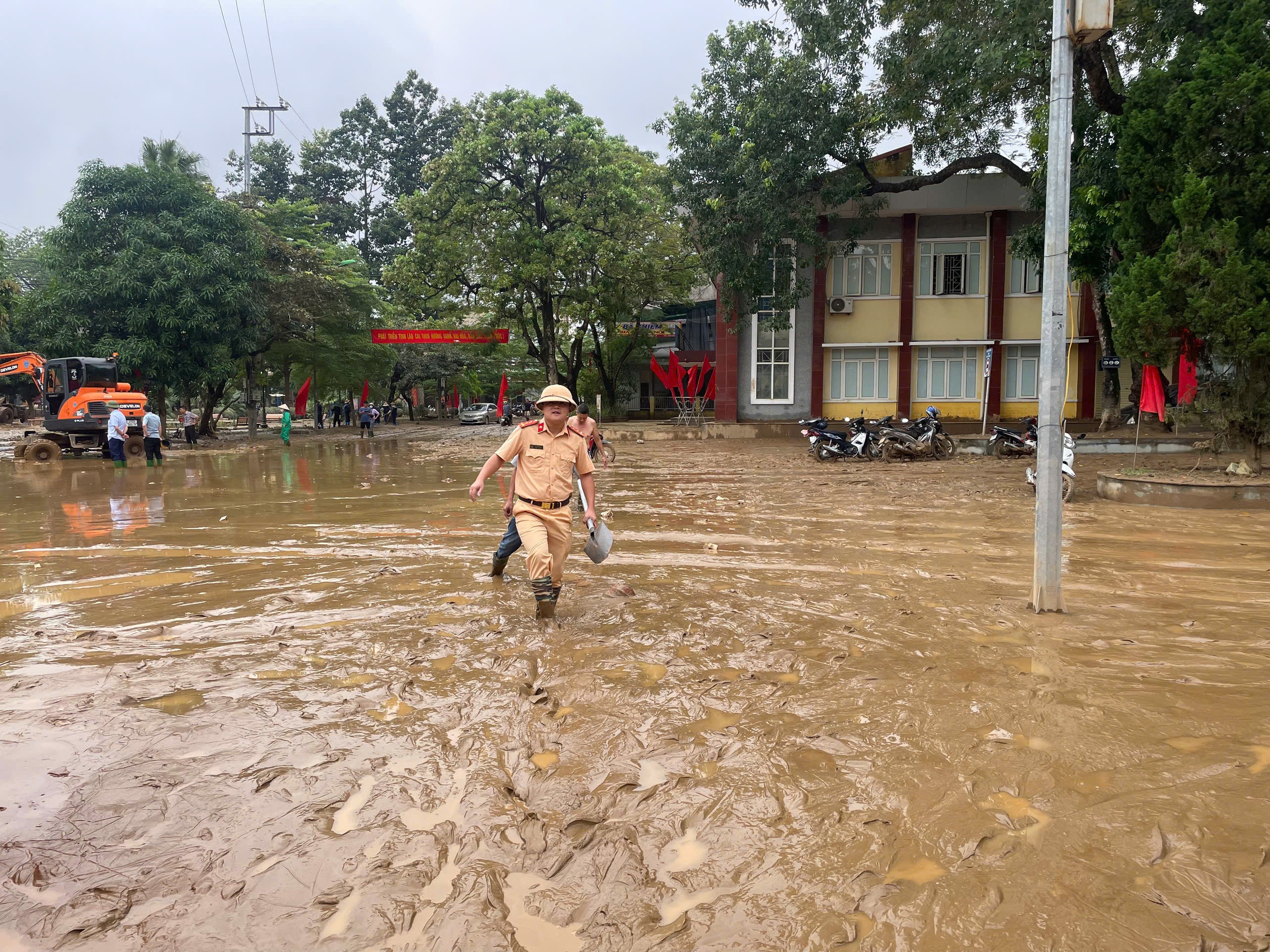 CSGT L&agrave;o Cai dầm m&igrave;nh trong b&ugrave;n đất dọn dẹp trường lớp, nh&agrave; cửa gi&uacute;p d&acirc;n ổn định cuộc sống- Ảnh 14.