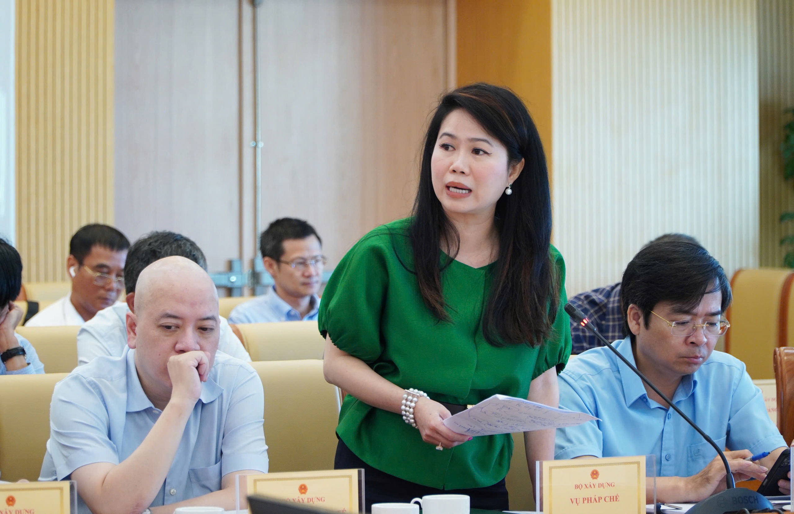 Vụ trưởng Vụ Ph&aacute;p chế Trần Thị Minh Hiền b&aacute;o c&aacute;o về c&ocirc;ng t&aacute;c x&acirc;y dựng, ho&agrave;n thiện thể chế, th&aacute;o gỡ vướng mắc, bất cập c&aacute;c quy định ph&aacute;p luật trong lĩnh vực X&acirc;y dựng 9 th&aacute;ng đầu năm 2025.