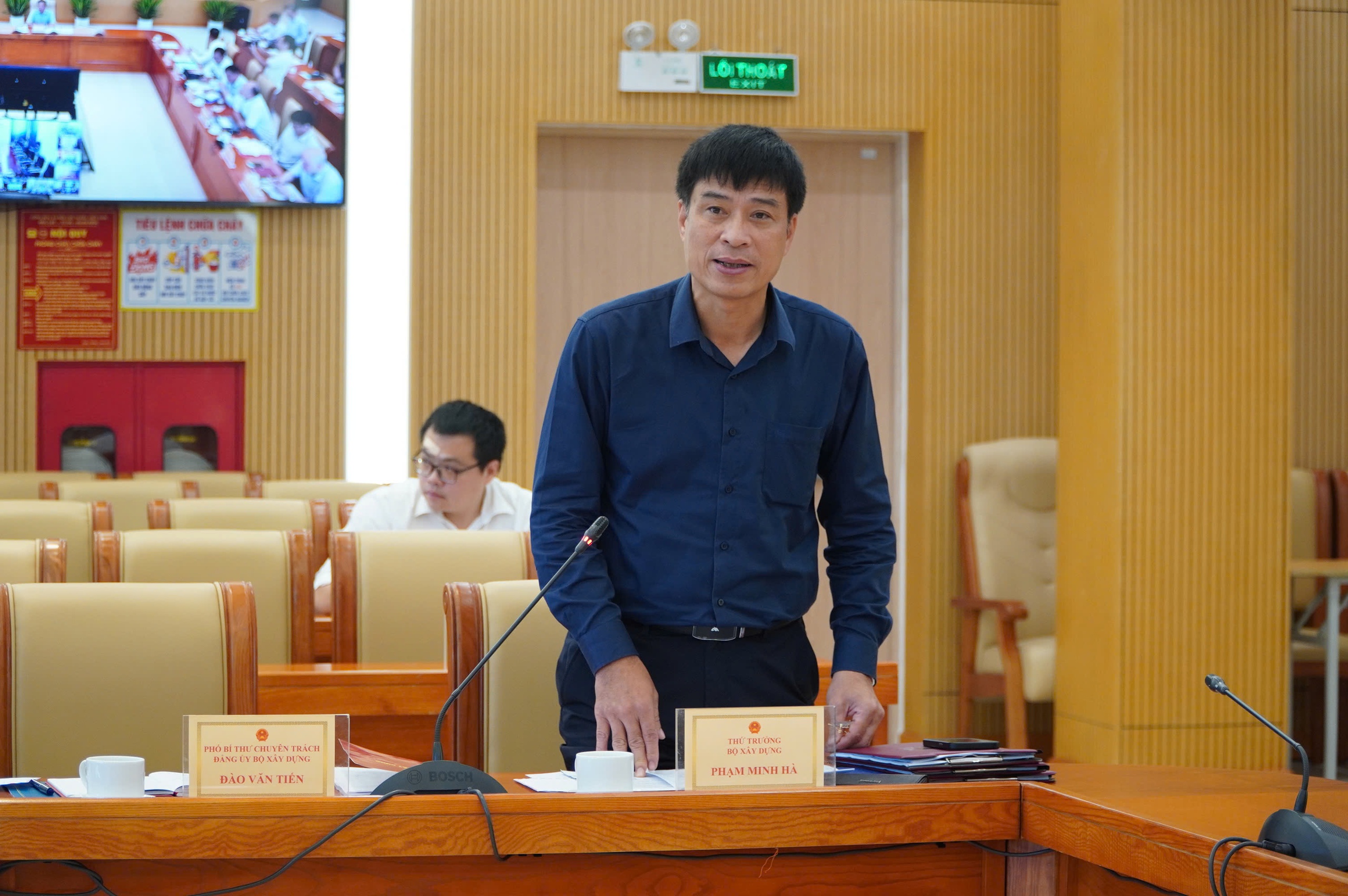 Thứ trưởng Bộ X&acirc;y dựng Phạm Minh H&agrave; ph&aacute;t biểu tại Hội nghị.