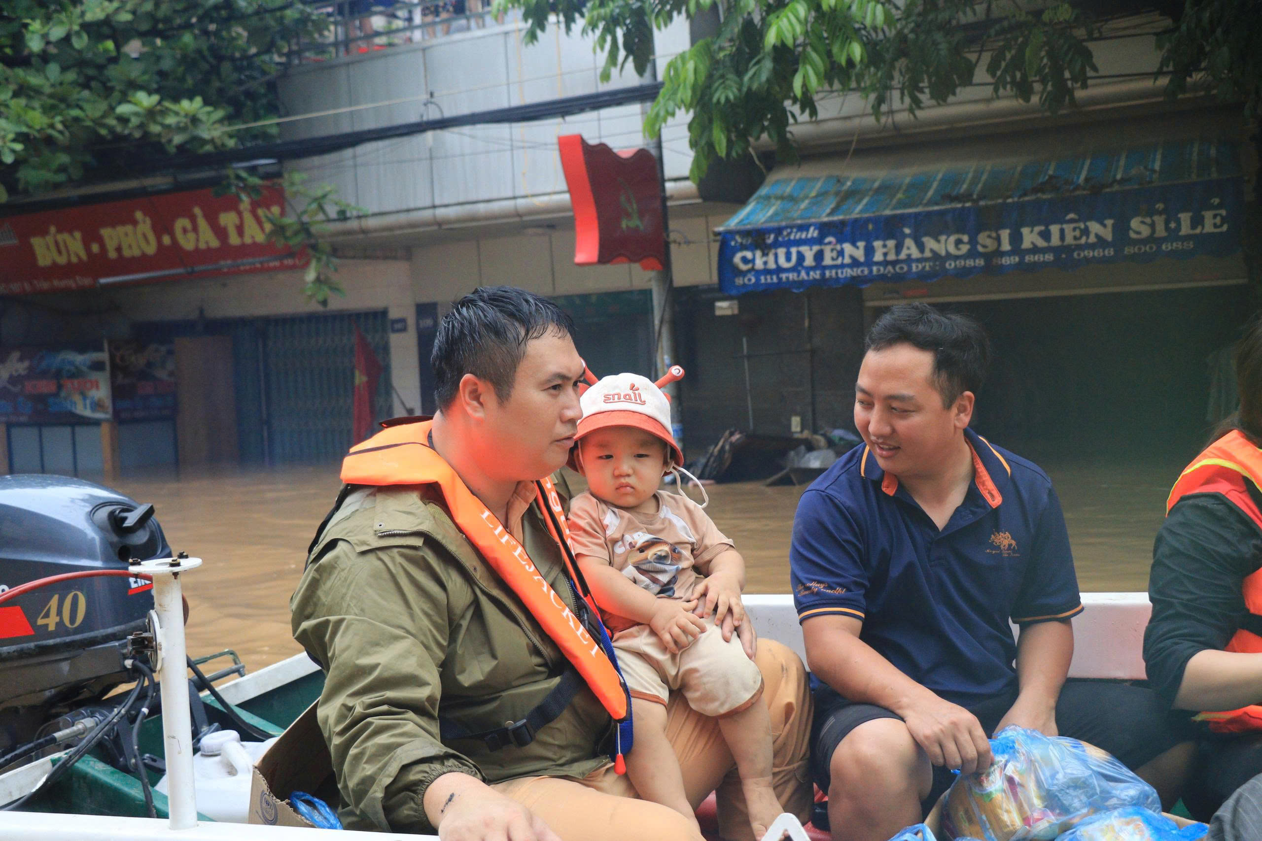 CSGT L&agrave;o Cai dầm m&igrave;nh trong b&ugrave;n đất dọn dẹp trường lớp, nh&agrave; cửa gi&uacute;p d&acirc;n ổn định cuộc sống- Ảnh 4.