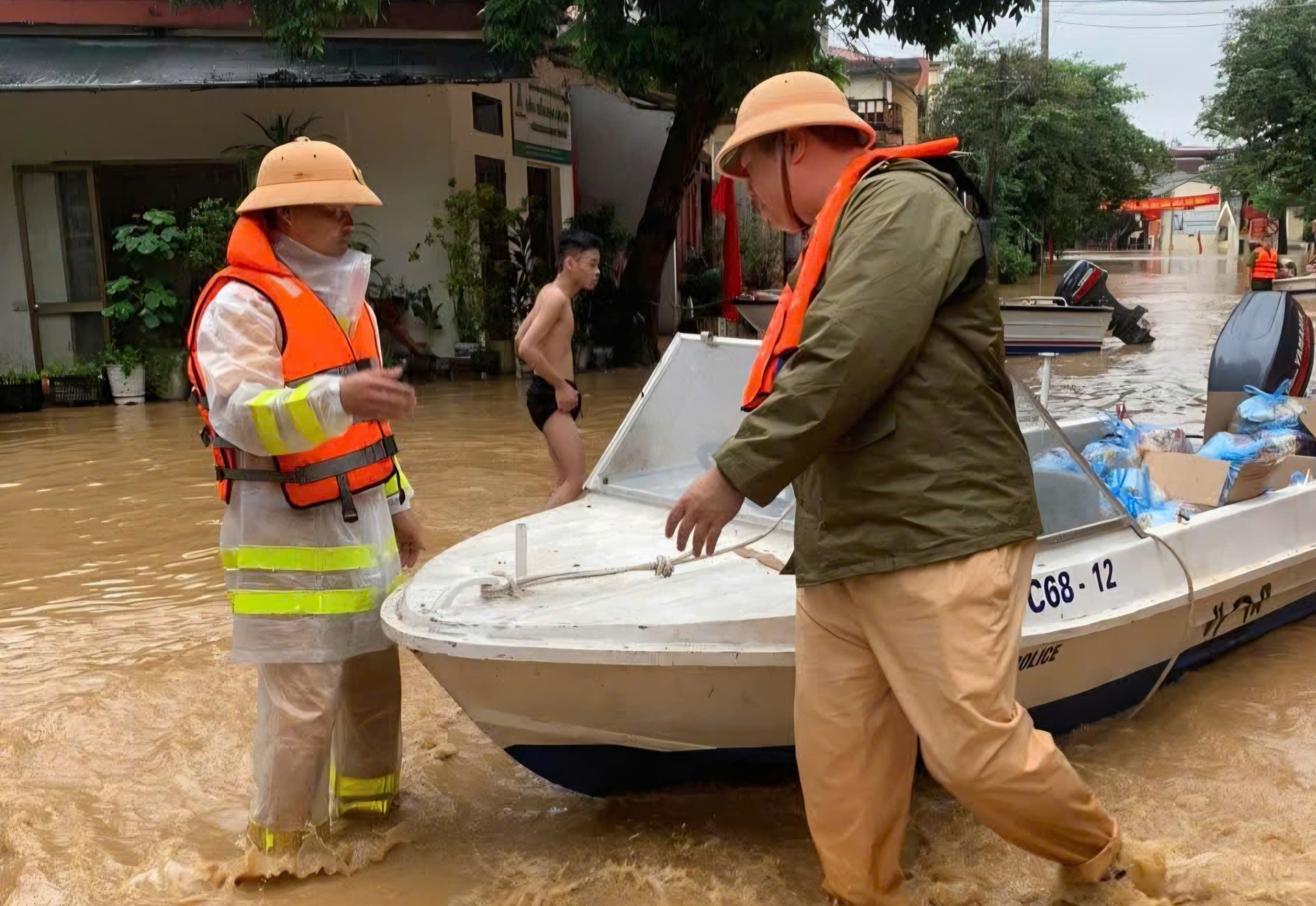 CSGT L&agrave;o Cai dầm m&igrave;nh trong b&ugrave;n đất dọn dẹp trường lớp, nh&agrave; cửa gi&uacute;p d&acirc;n ổn định cuộc sống- Ảnh 3.
