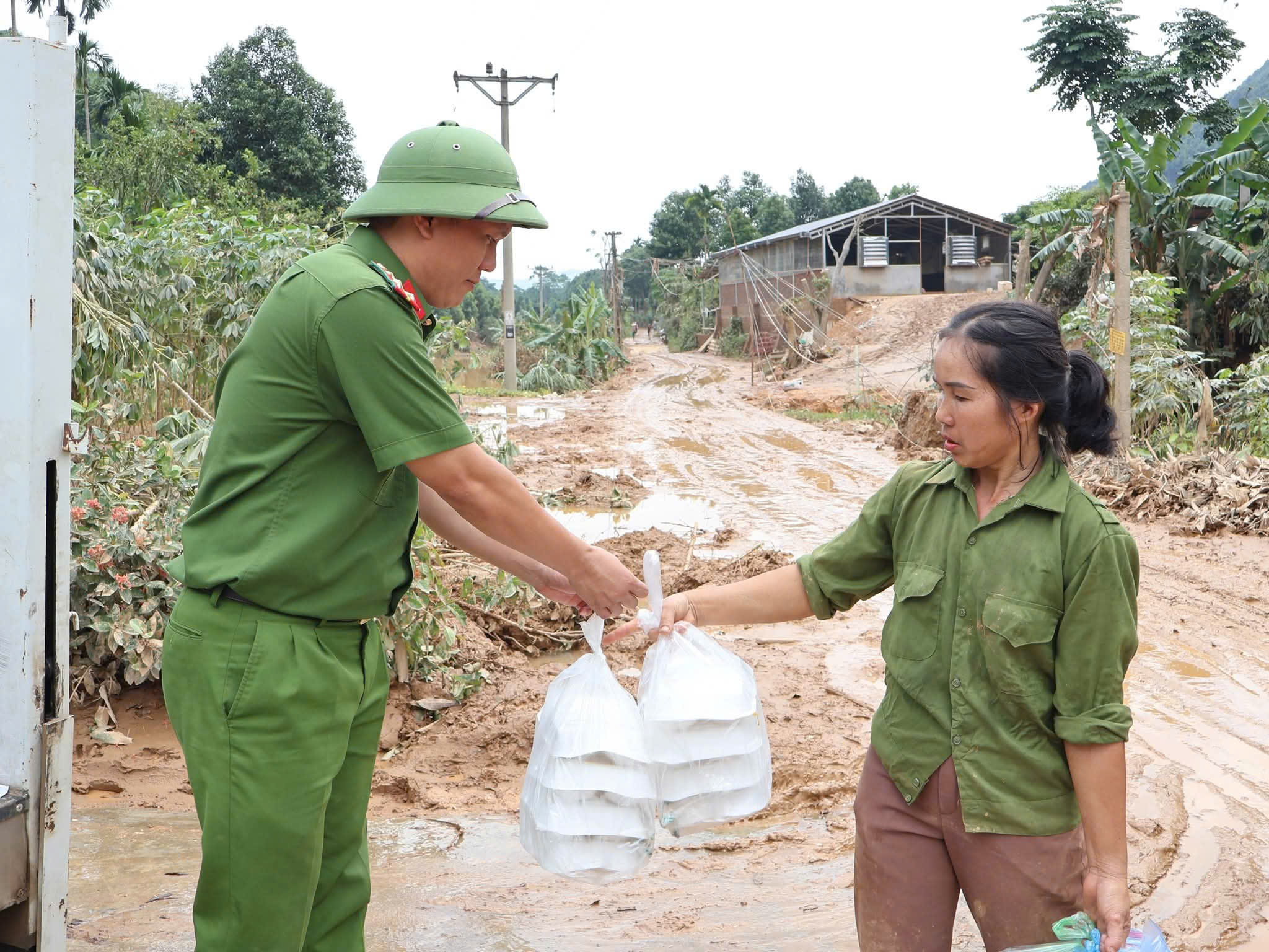 CSGT L&agrave;o Cai dầm m&igrave;nh trong b&ugrave;n đất dọn dẹp trường lớp, nh&agrave; cửa gi&uacute;p d&acirc;n ổn định cuộc sống- Ảnh 15.