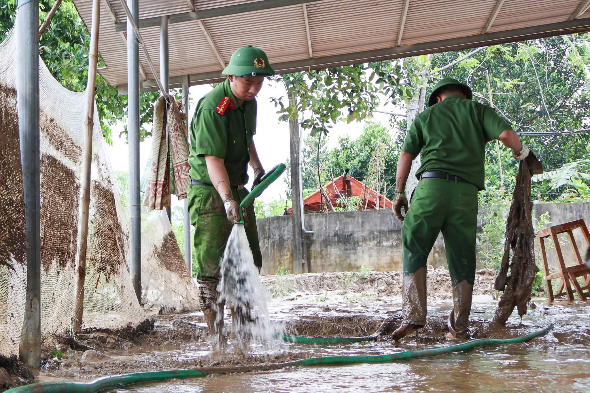 CSGT L&agrave;o Cai dầm m&igrave;nh trong b&ugrave;n đất dọn dẹp trường lớp, nh&agrave; cửa gi&uacute;p d&acirc;n ổn định cuộc sống- Ảnh 16.