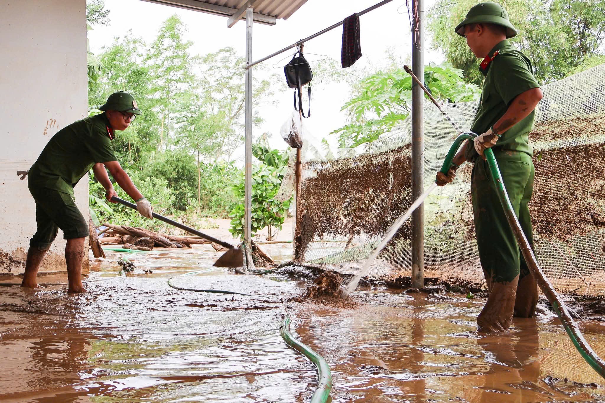 CSGT L&agrave;o Cai dầm m&igrave;nh trong b&ugrave;n đất dọn dẹp trường lớp, nh&agrave; cửa gi&uacute;p d&acirc;n ổn định cuộc sống- Ảnh 17.