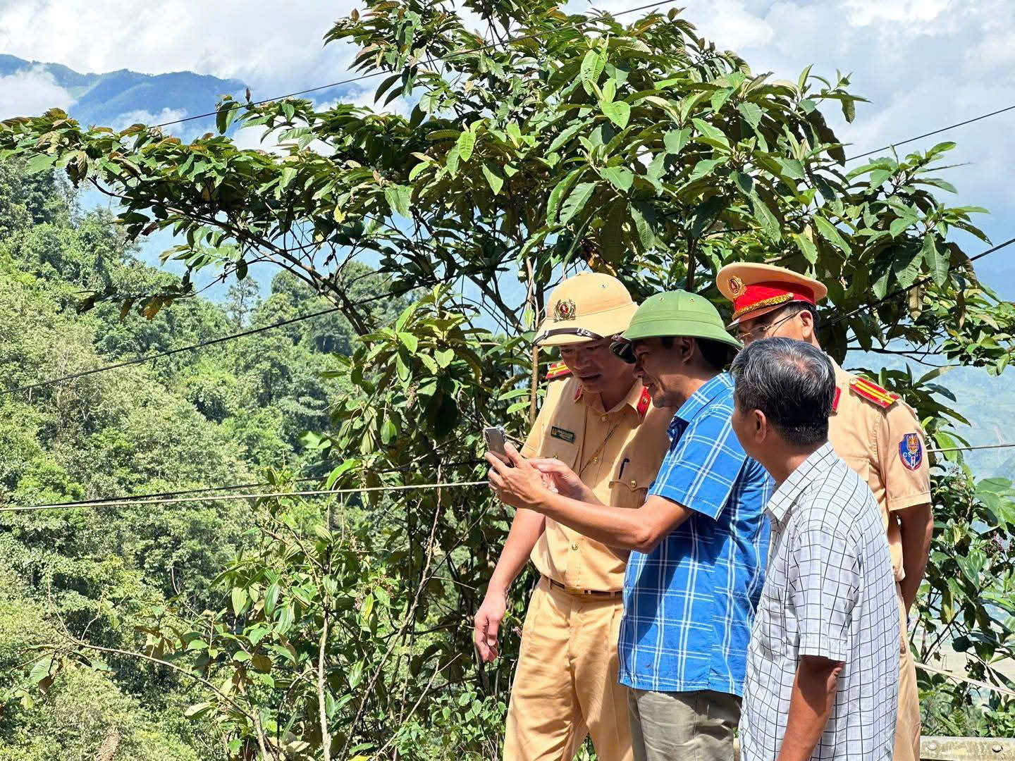 L&agrave;o Cai th&ocirc;ng đường quốc lộ 32 cho xe m&aacute;y l&ecirc;n M&ugrave; Cang Chải- Ảnh 1.