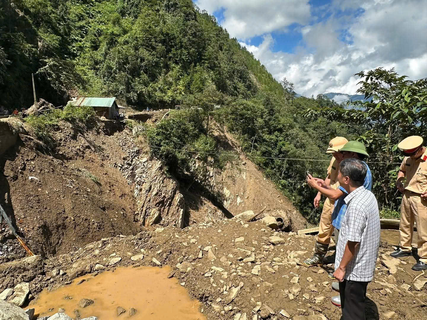 L&agrave;o Cai th&ocirc;ng đường quốc lộ 32 cho xe m&aacute;y l&ecirc;n M&ugrave; Cang Chải- Ảnh 2.
