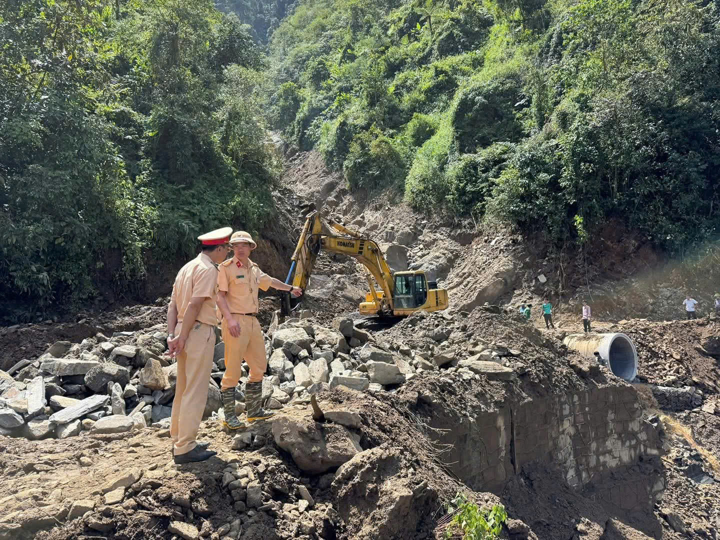 L&agrave;o Cai th&ocirc;ng đường quốc lộ 32 cho xe m&aacute;y l&ecirc;n M&ugrave; Cang Chải- Ảnh 3.