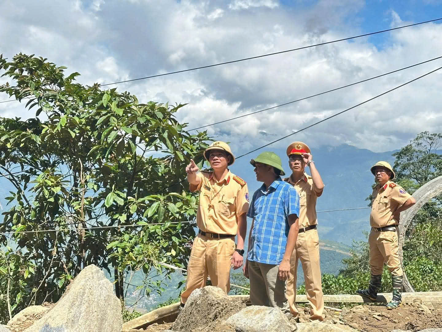 L&agrave;o Cai th&ocirc;ng đường quốc lộ 32 cho xe m&aacute;y l&ecirc;n M&ugrave; Cang Chải- Ảnh 4.