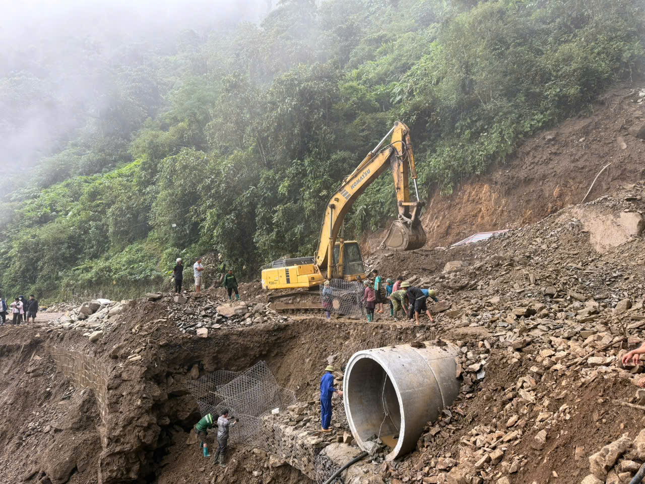 Hơn 330.000m&sup3; đất đ&aacute; sạt lở, nhiều tuyến quốc lộ qua L&agrave;o Cai t&ecirc; liệt- Ảnh 1.