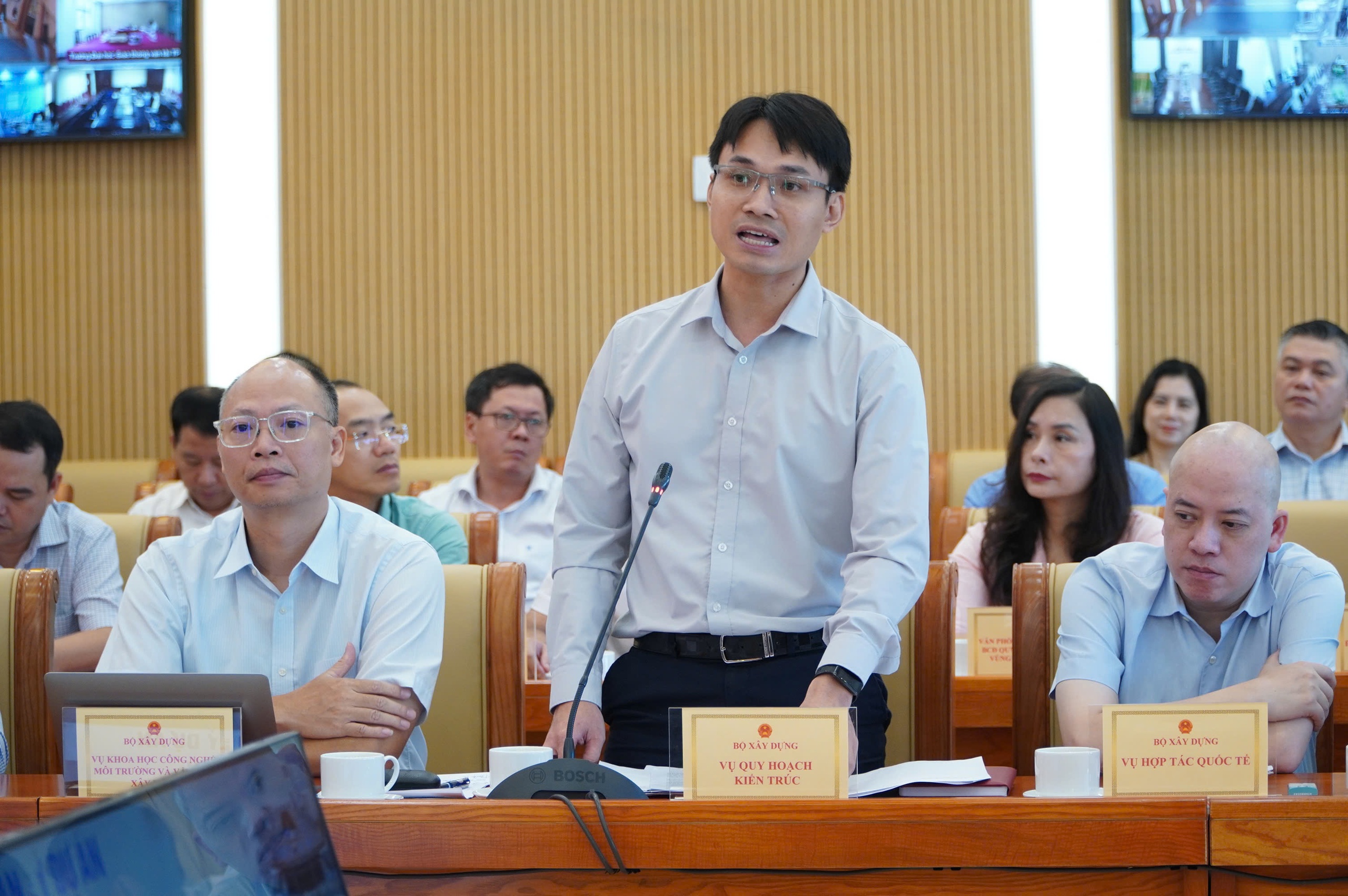 Ph&oacute; Vụ trưởng Vụ Quy hoạch - Kiến tr&uacute;c Trần Văn Hậu ph&aacute;t biểu tại Hội nghị đ&aacute;nh gi&aacute; kết quả c&ocirc;ng t&aacute;c 9 th&aacute;ng năm 2025 v&agrave; triển khai nhiệm vụ trọng t&acirc;m Qu&yacute; IV năm 2025 của ng&agrave;nh X&acirc;y dựng. (Ảnh: Kế Toại)