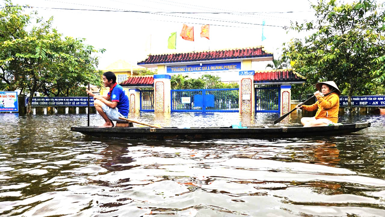 Huế: H&agrave;ng chục ng&agrave;n nh&agrave; d&acirc;n bị ngập, 8 người chết v&agrave; mất t&iacute;ch- Ảnh 2.