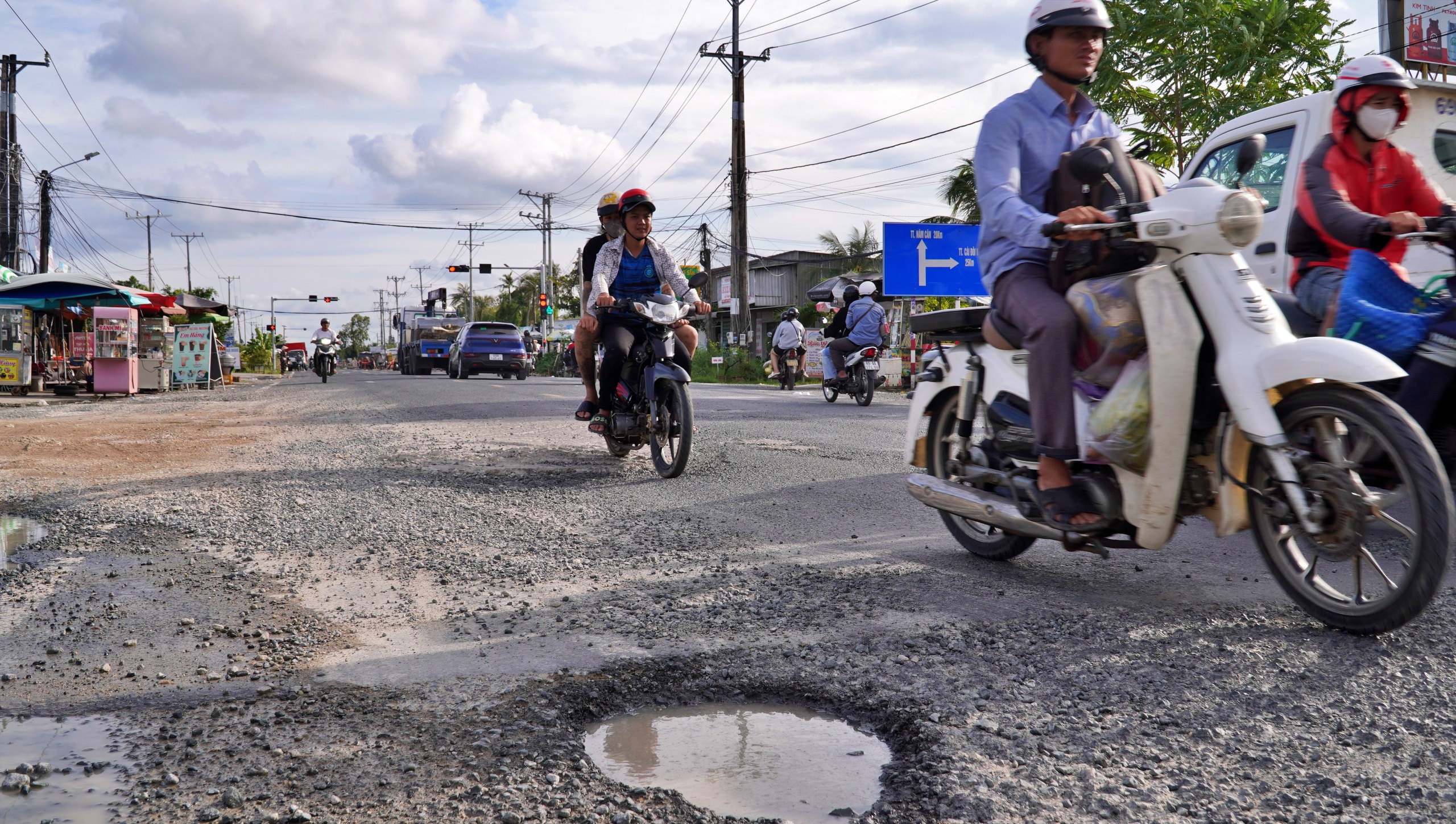 Khẩn trương khắc phục hư hỏng tr&ecirc;n tuyến quốc lộ 1 qua C&agrave; Mau- Ảnh 2.