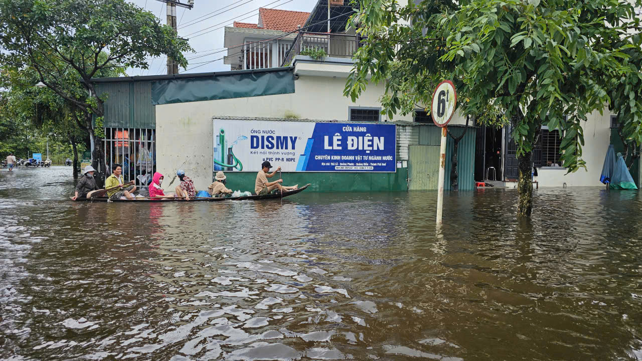 Huế: H&agrave;ng chục ng&agrave;n nh&agrave; d&acirc;n bị ngập, 8 người chết v&agrave; mất t&iacute;ch- Ảnh 3.