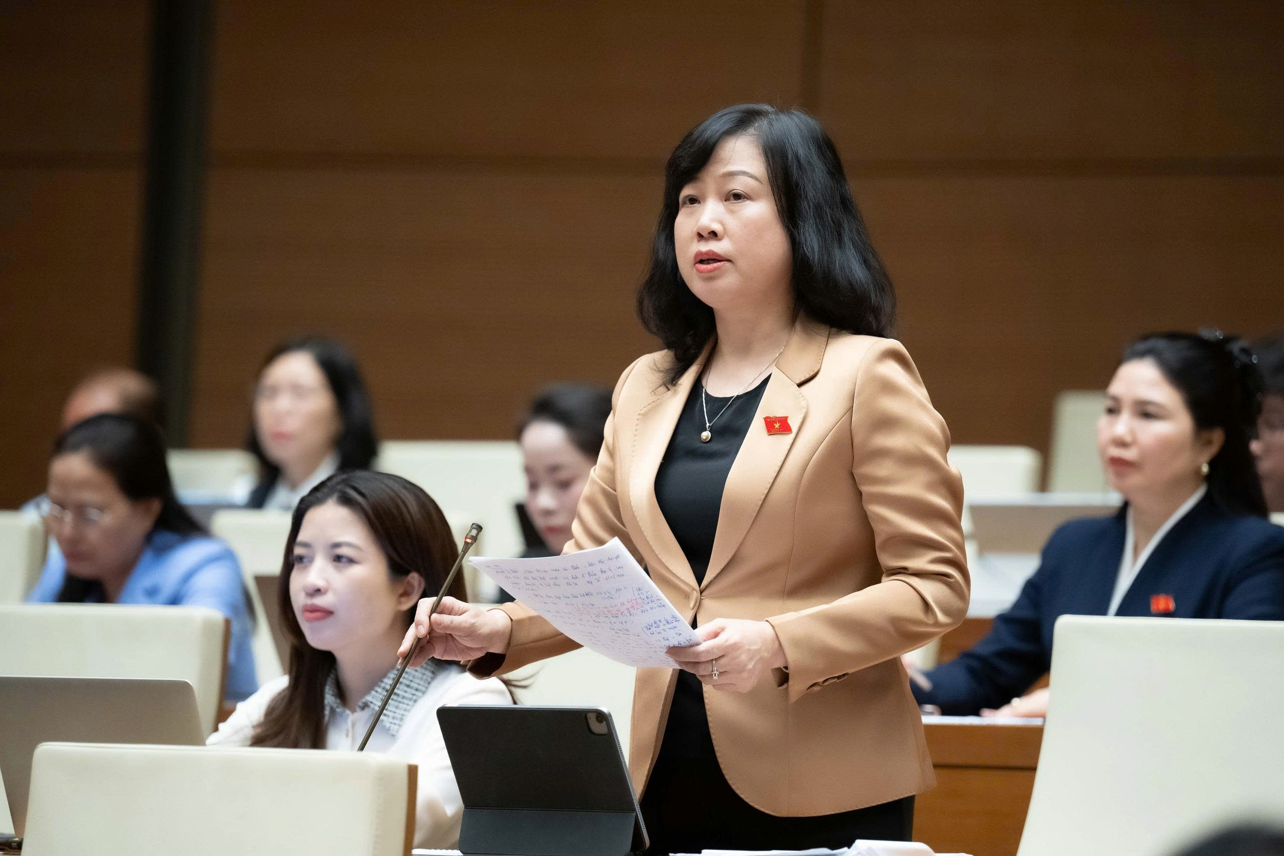 Đề nghị coi bạo h&agrave;nh nh&acirc;n vi&ecirc;n y tế l&agrave; h&agrave;nh vi chống người thi h&agrave;nh c&ocirc;ng vụ- Ảnh 1.