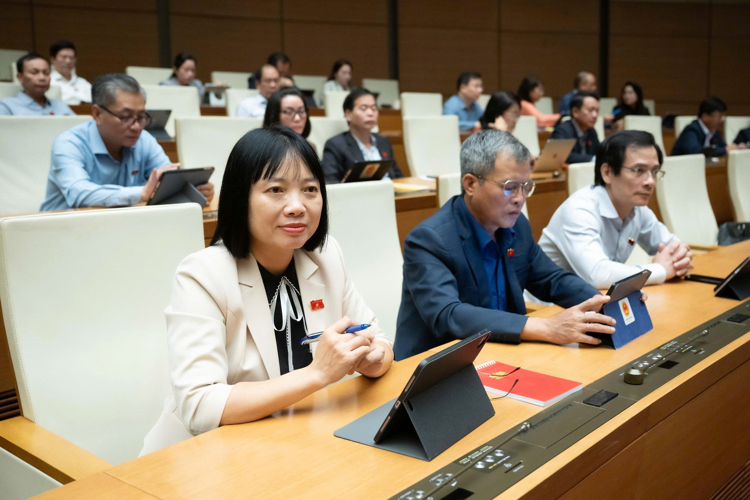 Ph&oacute; Thủ tướng L&ecirc; Th&agrave;nh Long: Thực hiện đồng bộ giải ph&aacute;p để k&eacute;o giảm gi&aacute; nh&agrave;, gi&aacute; v&agrave;ng- Ảnh 2.