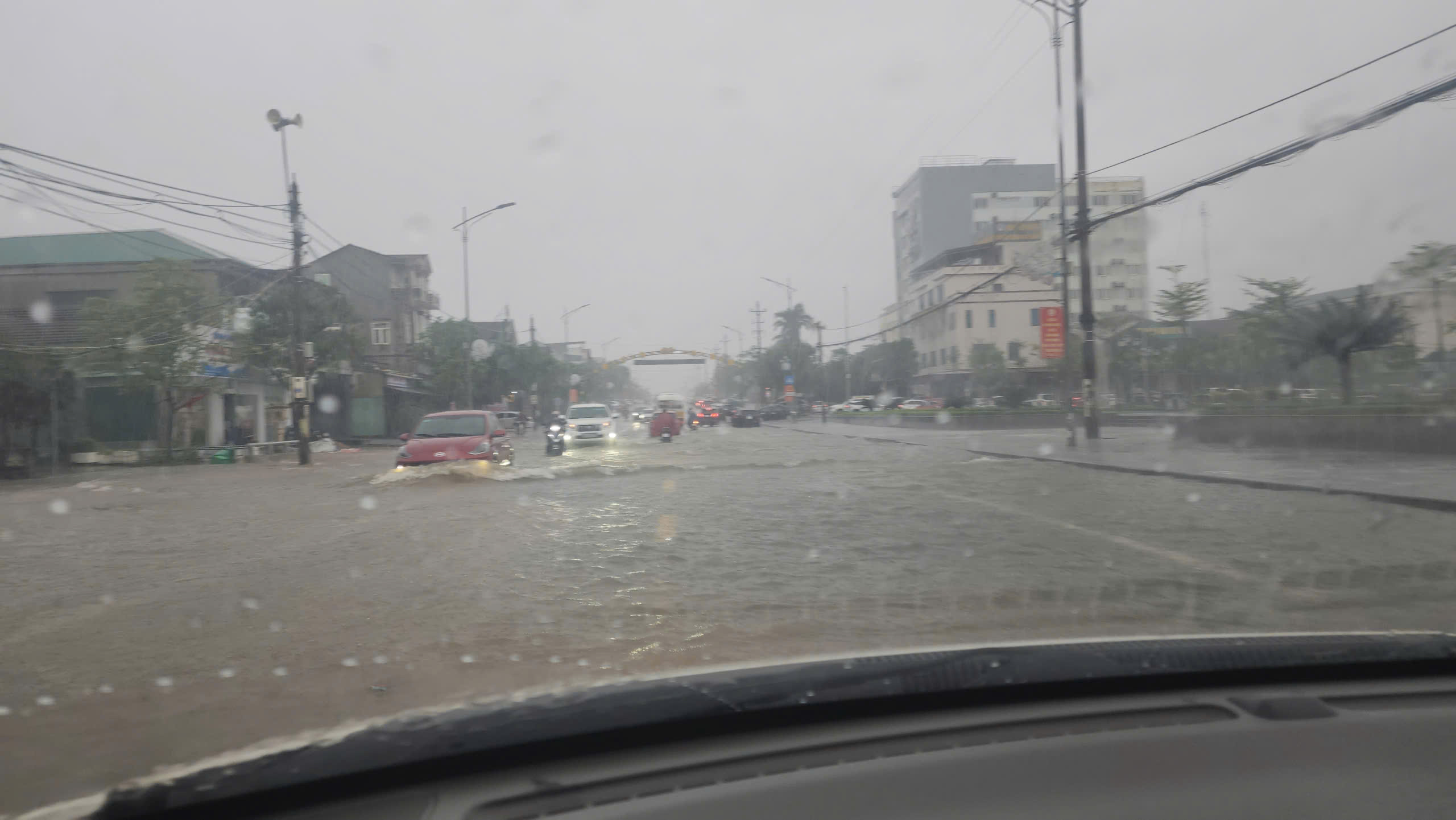 Mưa lớn gây ngập sâu tại Hà Tĩnh, nhiều hộ dân phải di dời khẩn cấp- Ảnh 2. Mưa lớn gây ngập sâu tại Hà Tĩnh, nhiều hộ dân phải di dời khẩn cấp- Ảnh 2.