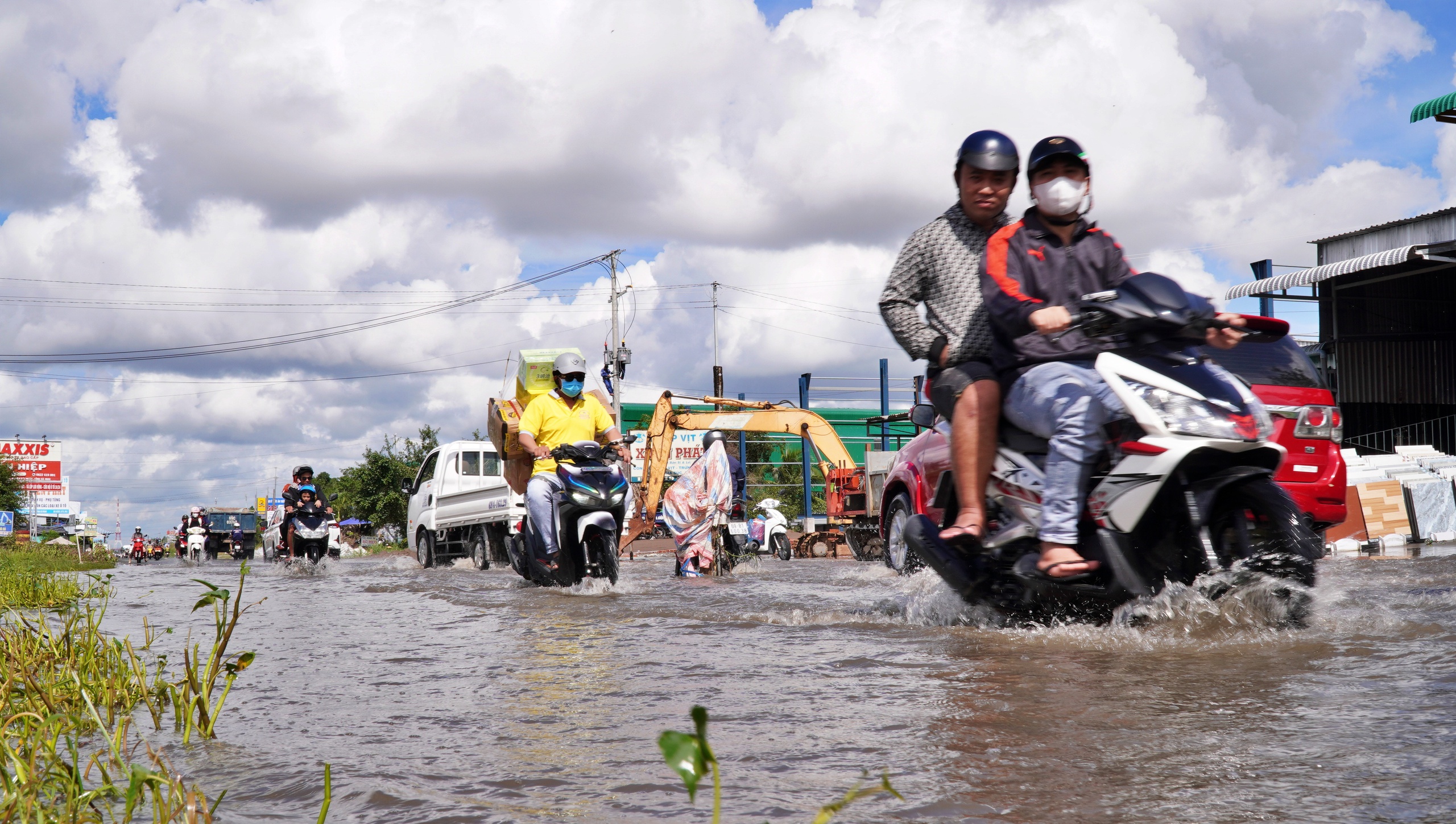 Khẩn trương khắc phục hư hỏng tr&ecirc;n tuyến quốc lộ 1 qua C&agrave; Mau- Ảnh 7.