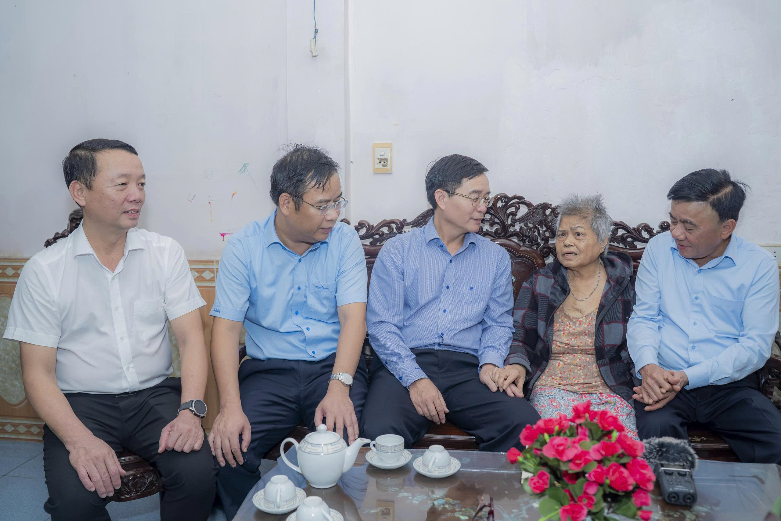 Thường trực Ban B&iacute; thư kiểm tra c&ocirc;ng t&aacute;c khắc phục hậu quả mưa lũ tại Huế- Ảnh 4.