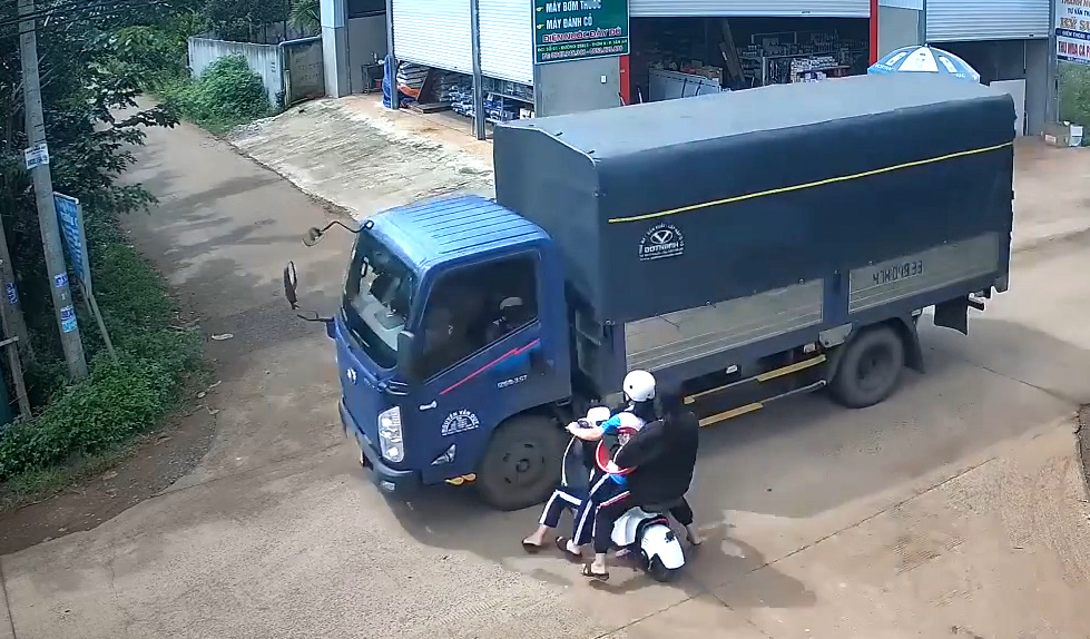 Khoảnh khắc xe đạp điện lao vun v&uacute;t t&ocirc;ng ngang xe tải, 3 nữ sinh thương vong- Ảnh 1.