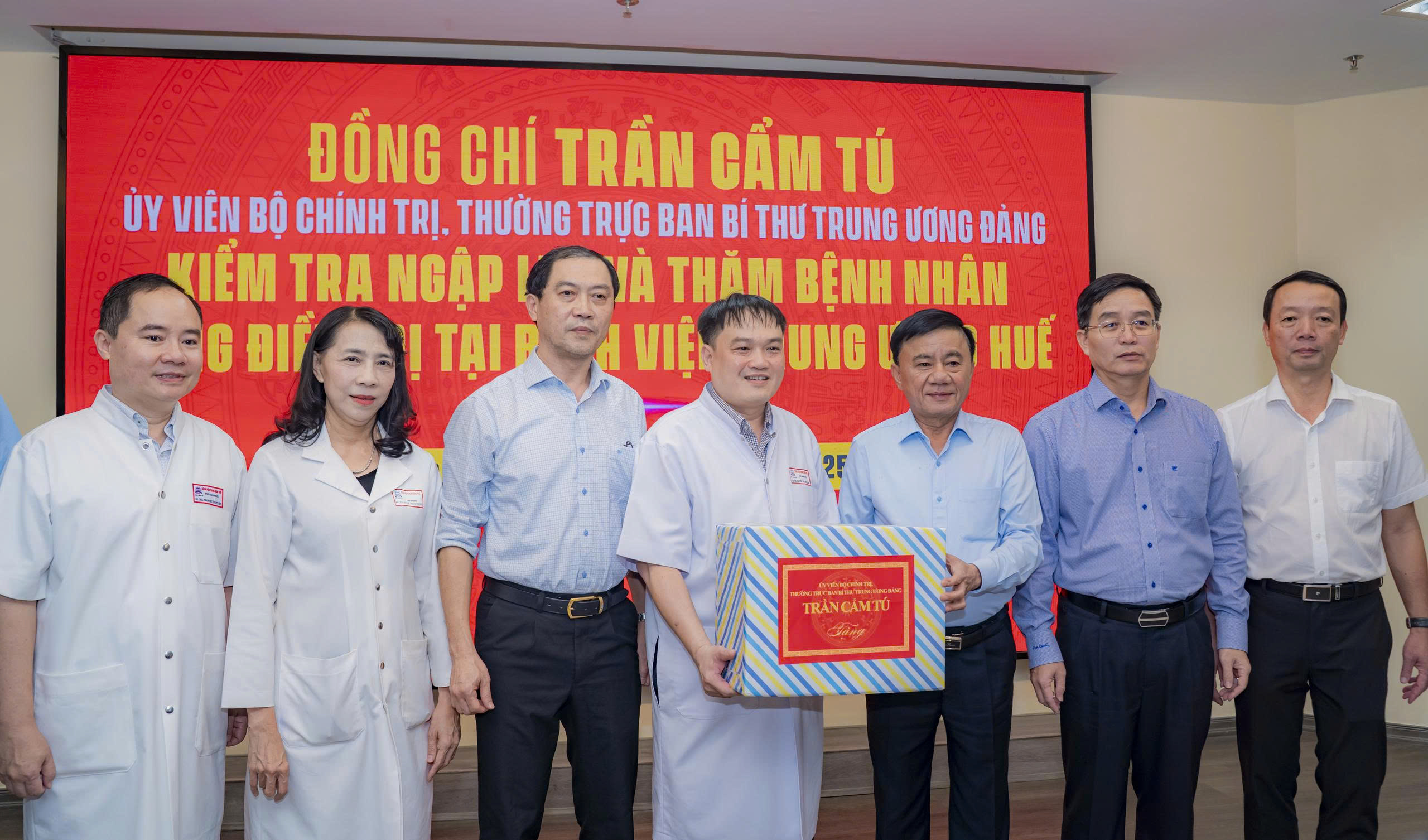 Thường trực Ban B&iacute; thư kiểm tra c&ocirc;ng t&aacute;c khắc phục hậu quả mưa lũ tại Huế- Ảnh 3.