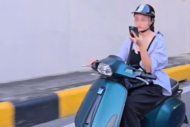 H&agrave; Nội: Hai c&ocirc; g&aacute;i đi xe m&aacute;y nghe điện thoại bị xử phạt mỗi người 1,4 triệu đồng- Ảnh 2.