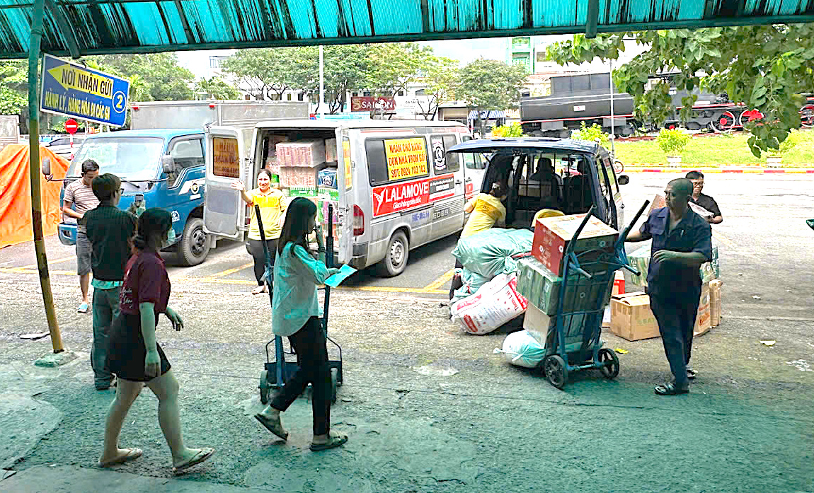 Đường sắt nhận vận chuyển miễn ph&iacute; h&agrave;ng cứu trợ đồng b&agrave;o miền Trung bị mưa lũ- Ảnh 1.