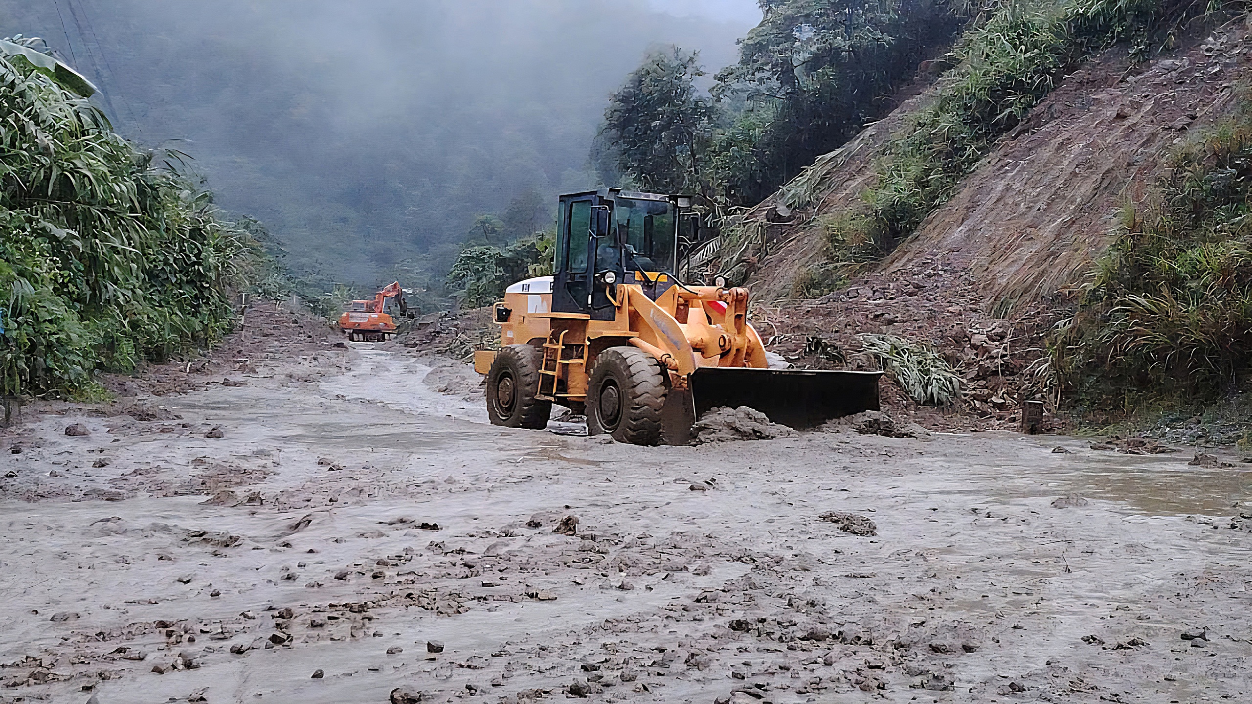 Quyết t&acirc;m th&ocirc;ng to&agrave;n bộ điểm sạt lở qua đ&egrave;o L&ograve; Xo v&agrave;o chiều 30/10- Ảnh 3.