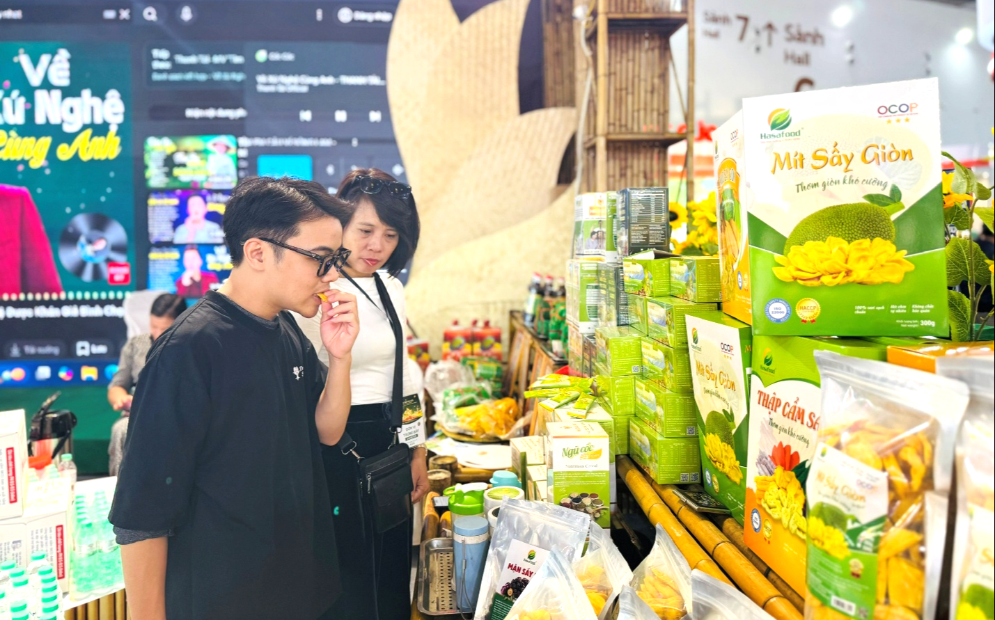 Sắc màu OCOP 3 miền hội tụ tại Hội chợ Mùa Thu 2025- Ảnh 4. Sắc màu OCOP 3 miền hội tụ tại Hội chợ Mùa Thu 2025- Ảnh 4.