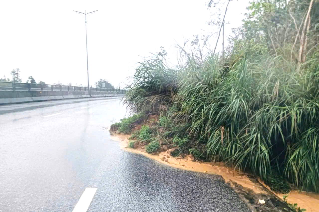 Hà Tĩnh: Nhiều tuyến đường ngập sâu, sạt lở ta luy, hàng trăm hộ dân sơ tán khẩn cấp- Ảnh 1. Hà Tĩnh: Nhiều tuyến đường ngập sâu, sạt lở ta luy, hàng trăm hộ dân sơ tán khẩn cấp- Ảnh 1.