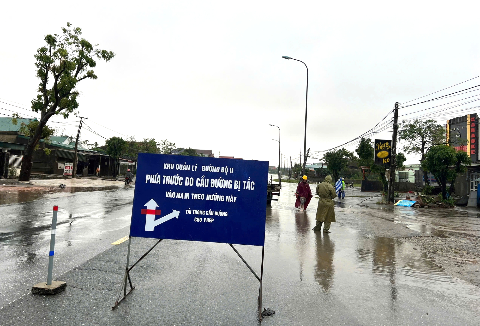 Hà Tĩnh: Nhiều tuyến đường ngập sâu, sạt lở ta luy, hàng trăm hộ dân sơ tán khẩn cấp- Ảnh 2. Hà Tĩnh: Nhiều tuyến đường ngập sâu, sạt lở ta luy, hàng trăm hộ dân sơ tán khẩn cấp- Ảnh 2.