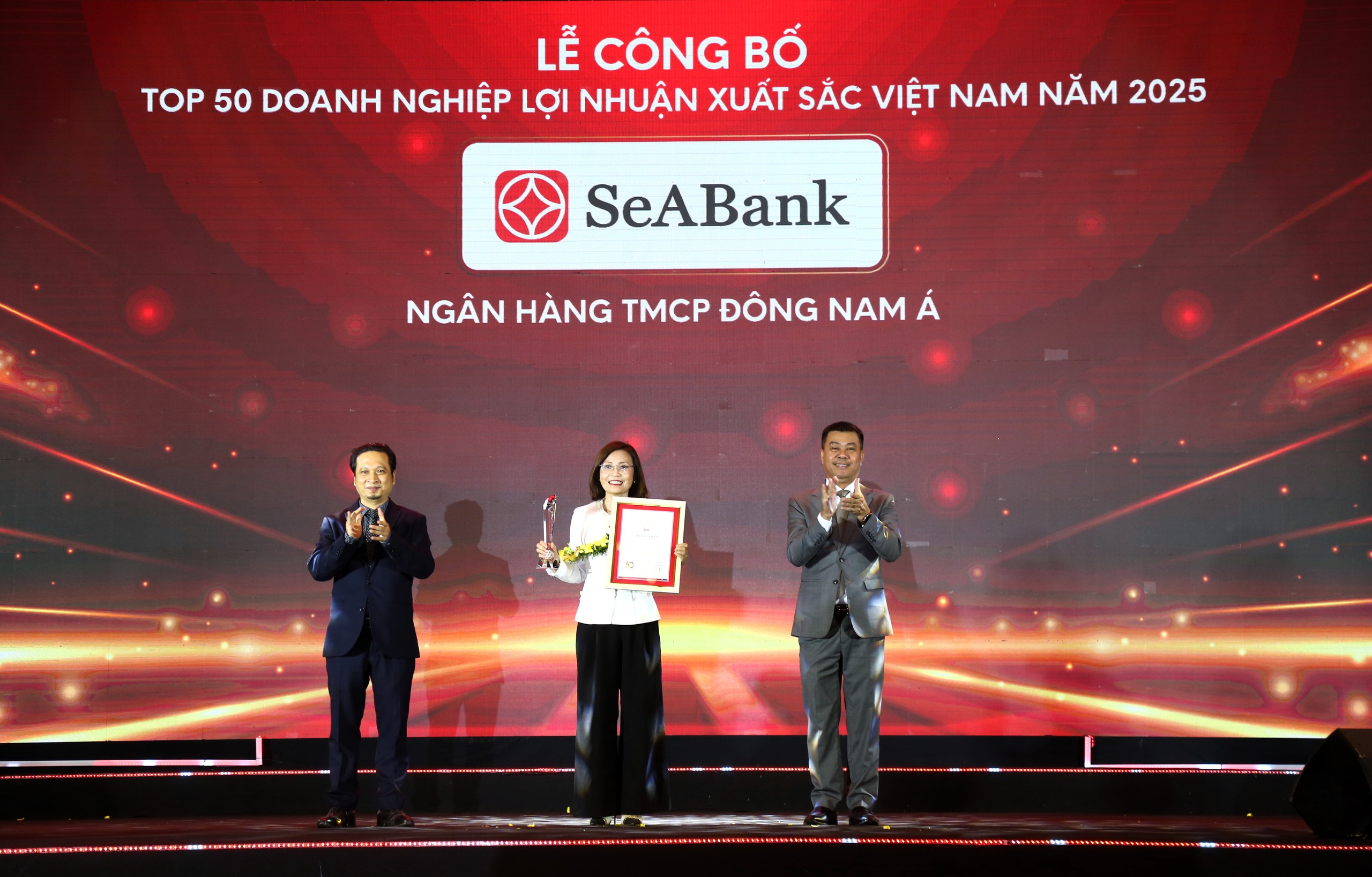 SeABank lần 6 vinh danh doanh nghiệp lợi nhuận xuất sắc nhất Việt Nam năm 2025- Ảnh 1. SeABank lần 6 vinh danh doanh nghiệp lợi nhuận xuất sắc nhất Việt Nam năm 2025- Ảnh 1.