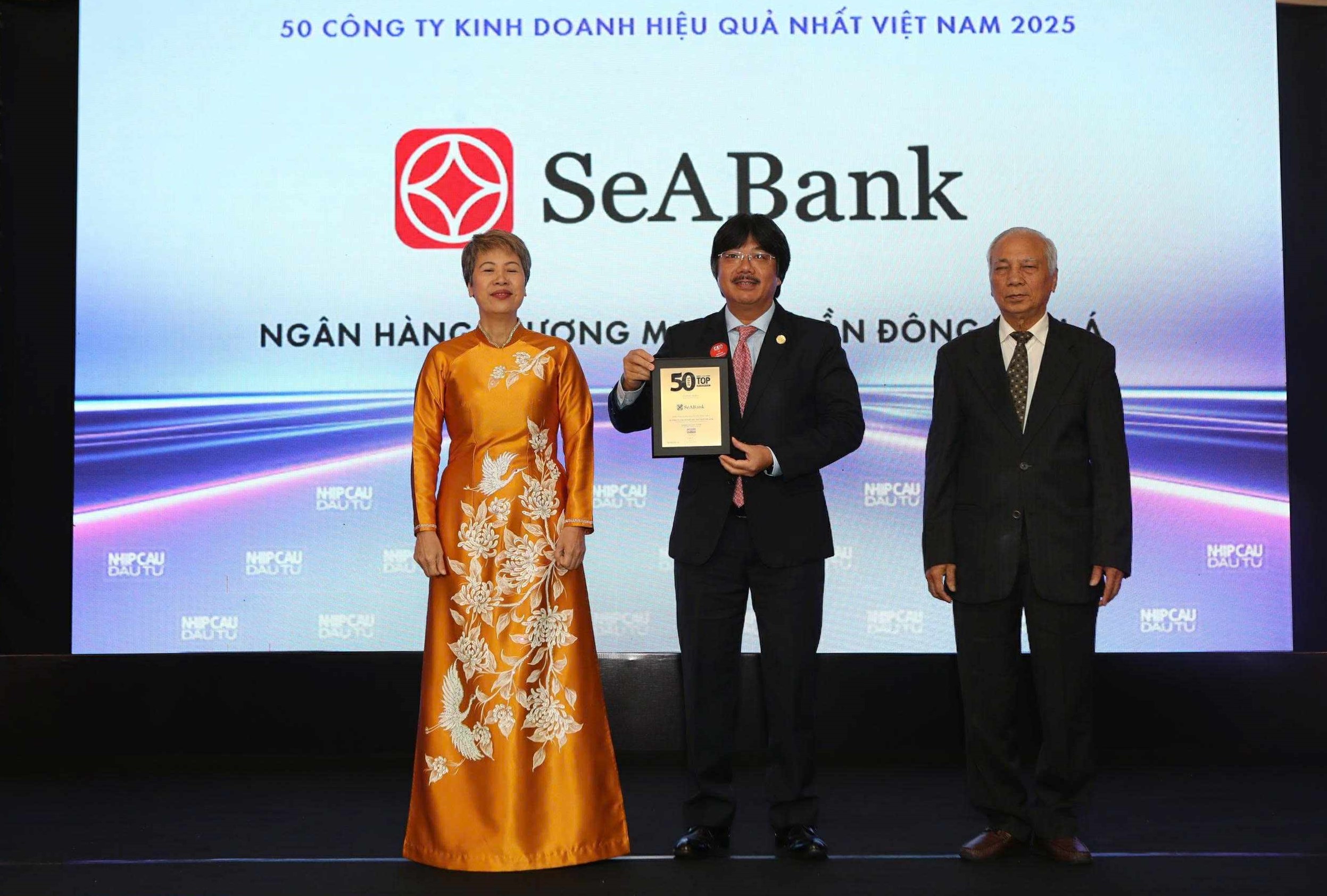 SeABank lần 6 vinh danh doanh nghiệp lợi nhuận xuất sắc nhất Việt Nam năm 2025- Ảnh 2. SeABank lần 6 vinh danh doanh nghiệp lợi nhuận xuất sắc nhất Việt Nam năm 2025- Ảnh 2.