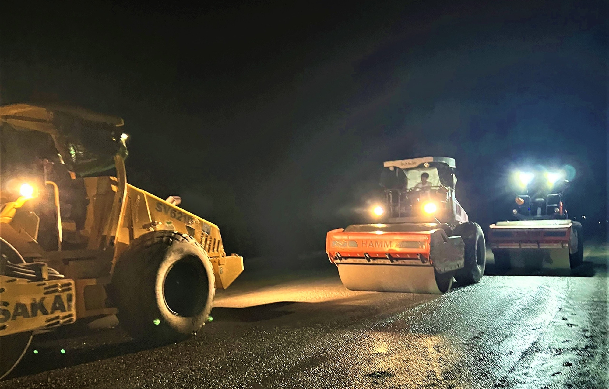 Xuy&ecirc;n đ&ecirc;m tăng tốc thi c&ocirc;ng cao tốc Ch&iacute; Thạnh - V&acirc;n Phong- Ảnh 1.