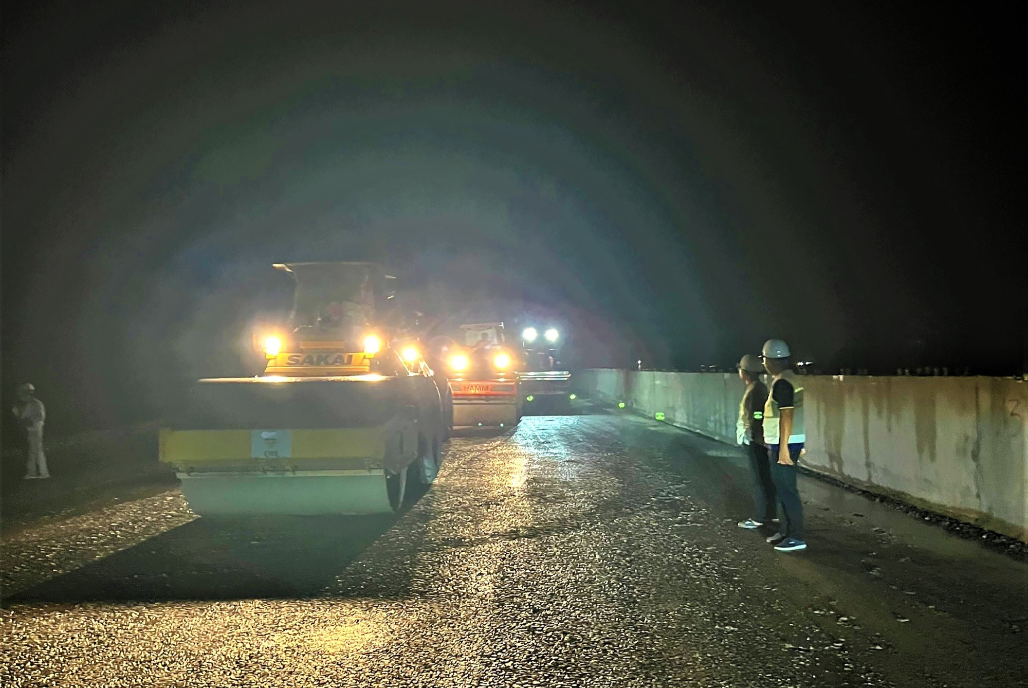 Xuy&ecirc;n đ&ecirc;m tăng tốc thi c&ocirc;ng cao tốc Ch&iacute; Thạnh - V&acirc;n Phong- Ảnh 3.