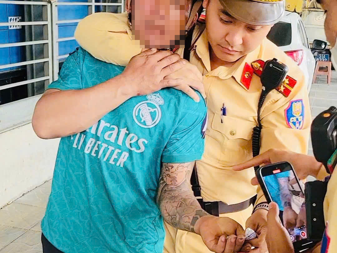 Clip: CSGT H&agrave; Nội khống chế đối tượng t&agrave;ng trữ ma t&uacute;y khi kiểm so&aacute;t giao th&ocirc;ng- Ảnh 1.