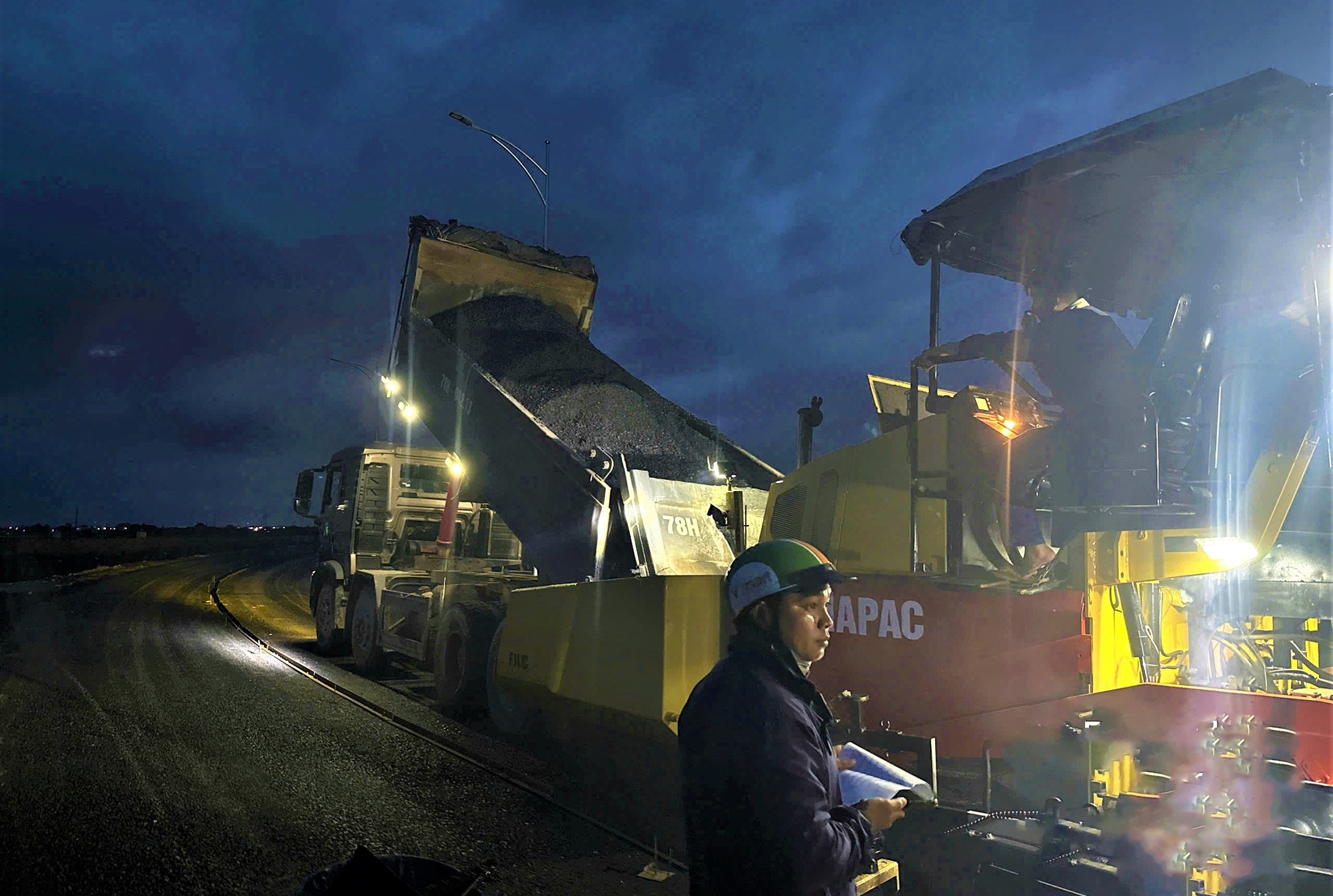 Xuy&ecirc;n đ&ecirc;m tăng tốc thi c&ocirc;ng cao tốc Ch&iacute; Thạnh - V&acirc;n Phong- Ảnh 4.