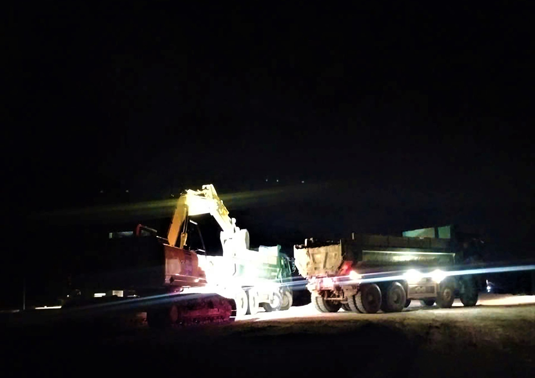 Xuy&ecirc;n đ&ecirc;m tăng tốc thi c&ocirc;ng cao tốc Ch&iacute; Thạnh - V&acirc;n Phong- Ảnh 7.